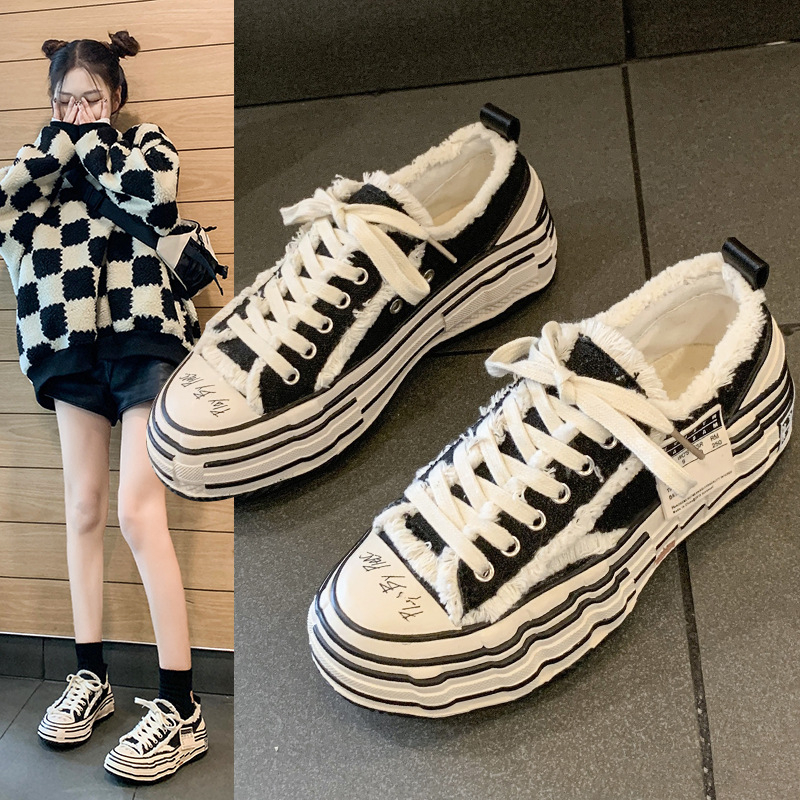 Moteriški drobiniai bateliai su stora pado aukščiui didinti, raišteliai, gumos padas, ruduo 2025