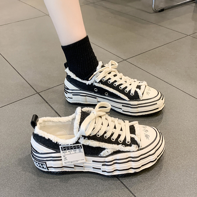 Moteriški drobiniai bateliai su stora pado aukščiui didinti, raišteliai, gumos padas, ruduo 2025