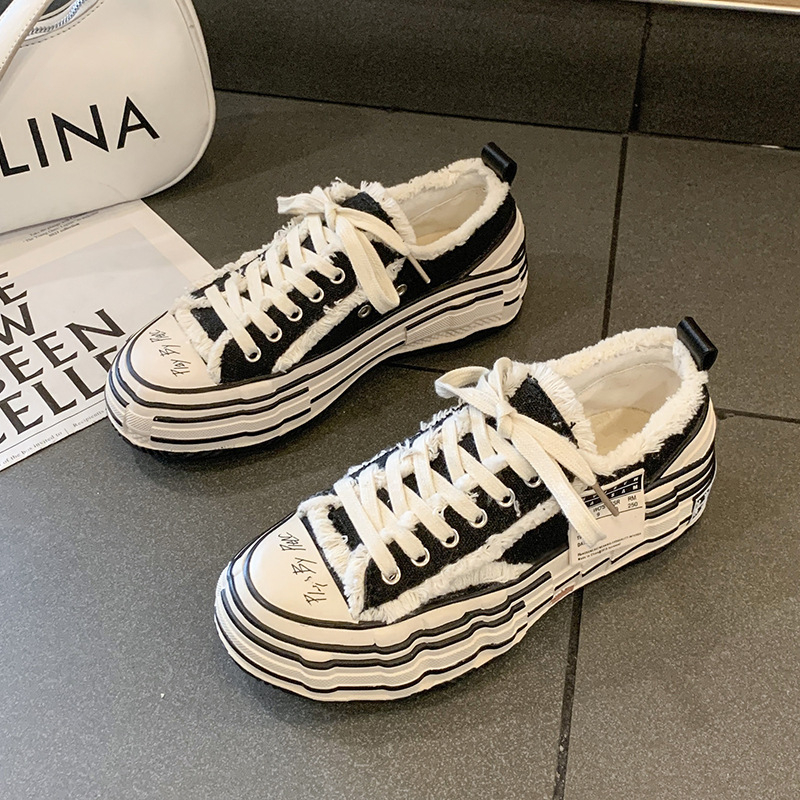 Moteriški drobiniai bateliai su stora pado aukščiui didinti, raišteliai, gumos padas, ruduo 2025