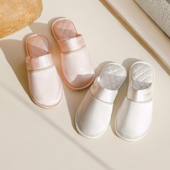 Halluci Luksusa satīna iekšējās čības vīriešiem un sievietēm – visu sezonu, elpojošas, ūdensizturīgas, pretslīd; augšējais materiāls: poliestera šķiedra; iekšējais materiāls: poliestera šķiedra; zole: gumija