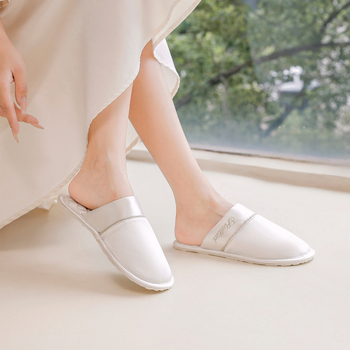 Halluci Luksusa satīna iekšējās čības vīriešiem un sievietēm – visu sezonu, elpojošas, ūdensizturīgas, pretslīd; augšējais materiāls: poliestera šķiedra; iekšējais materiāls: poliestera šķiedra; zole: gumija