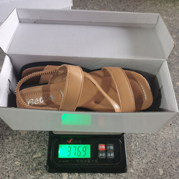 Sandalēm ar vienu siksnu, PU augšējā daļa, gumijas zolīte, pirksta forma: zivju mute, brīvā laika stils