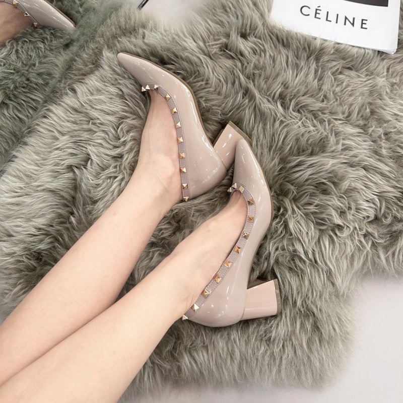 Női magassarkú cipő hegyes orral, mikroszálas felsőrész, mikroszálas belső, gumitalp, sarokmagasság 6–8 cm