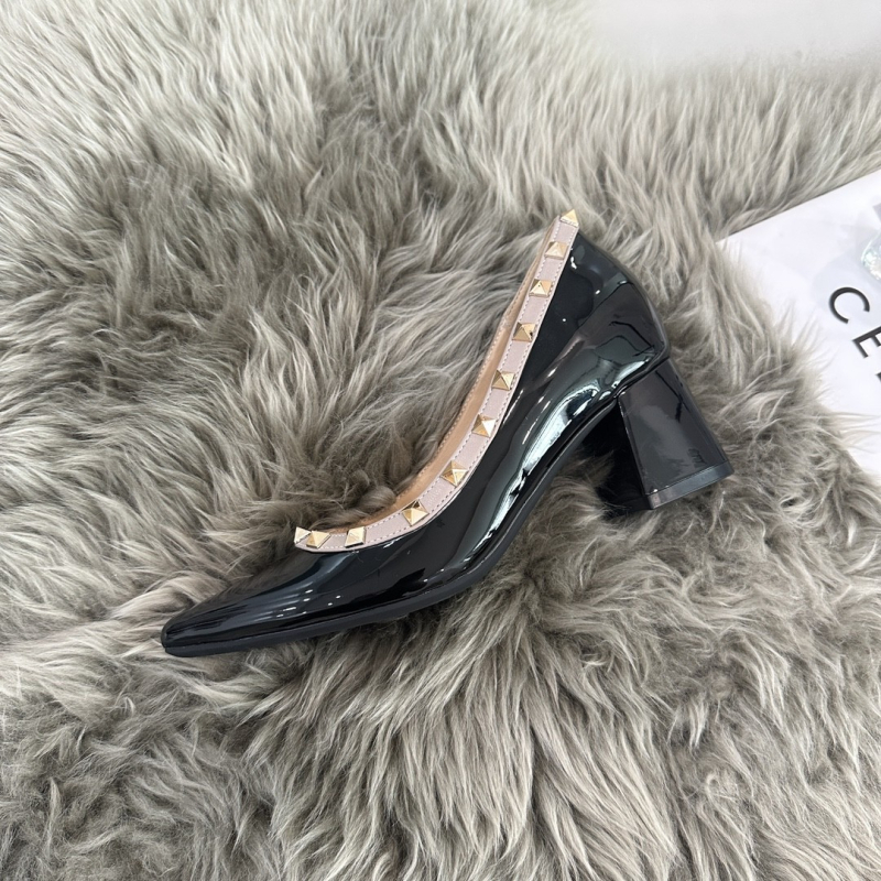 Női magassarkú cipő hegyes orral, mikroszálas felsőrész, mikroszálas belső, gumitalp, sarokmagasság 6–8 cm