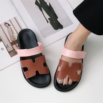 Sieviešu čības ar vienu siksniņu, iekšējai un ārējai lietošanai, H-siksniņa ar Velcro, PVC augšdaļa, gumijas zole, injekcijas veidota zole, plakana papēdis, 2025. gada vasara