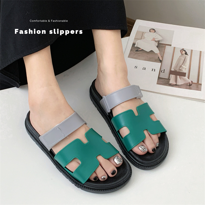 Sieviešu čības ar vienu siksniņu, iekšējai un ārējai lietošanai, H-siksniņa ar Velcro, PVC augšdaļa, gumijas zole, injekcijas veidota zole, plakana papēdis, 2025. gada vasara