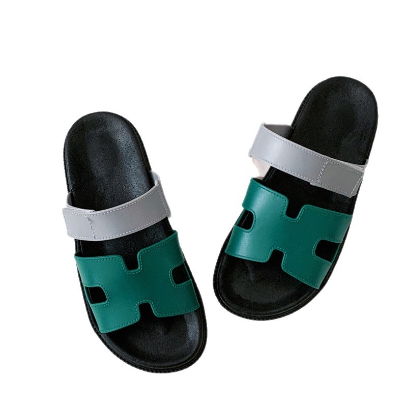 Sieviešu čības ar vienu siksniņu, iekšējai un ārējai lietošanai, H-siksniņa ar Velcro, PVC augšdaļa, gumijas zole, injekcijas veidota zole, plakana papēdis, 2025. gada vasara