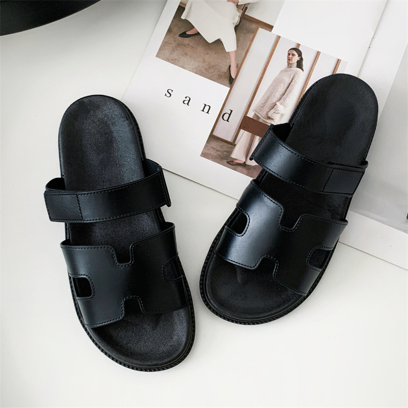 Sieviešu čības ar vienu siksniņu, iekšējai un ārējai lietošanai, H-siksniņa ar Velcro, PVC augšdaļa, gumijas zole, injekcijas veidota zole, plakana papēdis, 2025. gada vasara