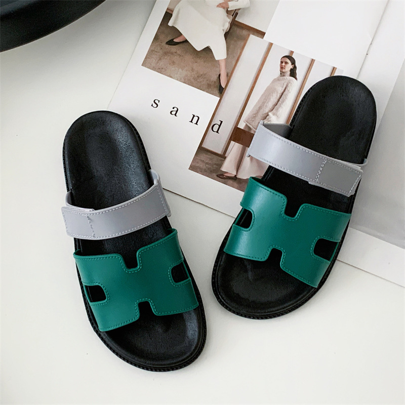 Sieviešu čības ar vienu siksniņu, iekšējai un ārējai lietošanai, H-siksniņa ar Velcro, PVC augšdaļa, gumijas zole, injekcijas veidota zole, plakana papēdis, 2025. gada vasara