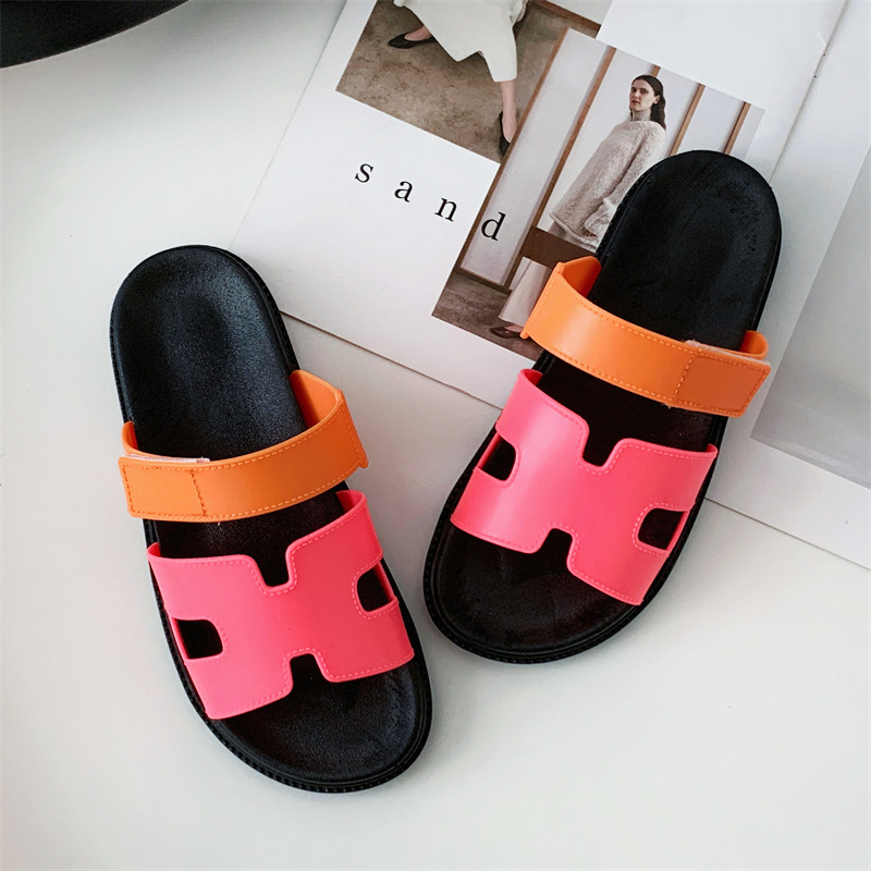 Sieviešu čības ar vienu siksniņu, iekšējai un ārējai lietošanai, H-siksniņa ar Velcro, PVC augšdaļa, gumijas zole, injekcijas veidota zole, plakana papēdis, 2025. gada vasara