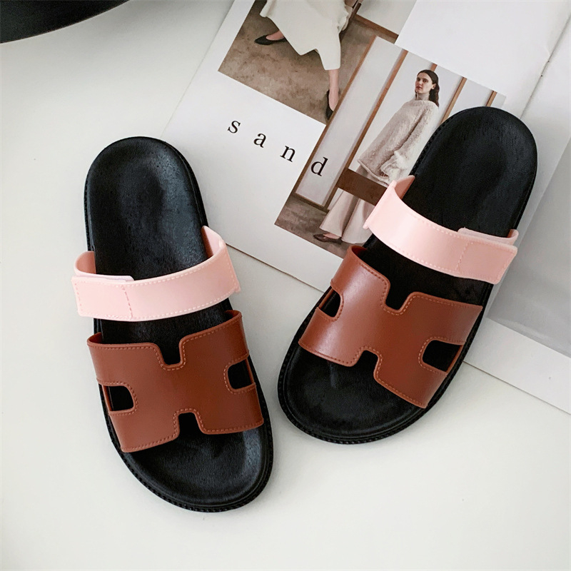 Sieviešu čības ar vienu siksniņu, iekšējai un ārējai lietošanai, H-siksniņa ar Velcro, PVC augšdaļa, gumijas zole, injekcijas veidota zole, plakana papēdis, 2025. gada vasara