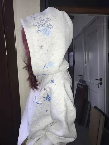 Džemperis su snaigėmis ir žvaigždėmis siuvinėjimu, gobtuvu, laisvas kirpimas, poliesteris, ruduo 2025