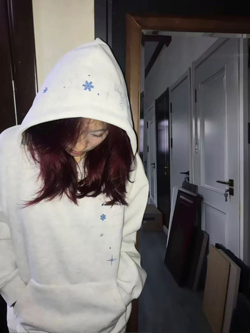 Džemperis su snaigėmis ir žvaigždėmis siuvinėjimu, gobtuvu, laisvas kirpimas, poliesteris, ruduo 2025