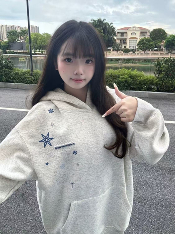 Džemperis su snaigėmis ir žvaigždėmis siuvinėjimu, gobtuvu, laisvas kirpimas, poliesteris, ruduo 2025