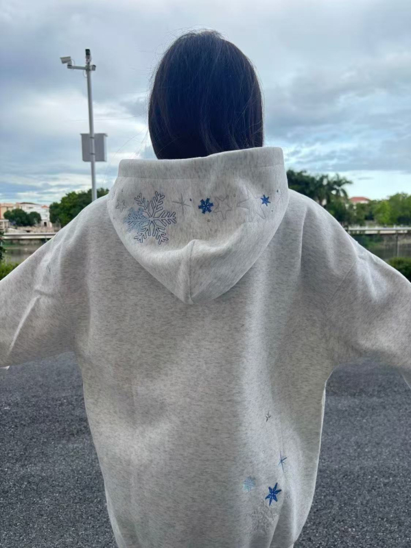 Džemperis su snaigėmis ir žvaigždėmis siuvinėjimu, gobtuvu, laisvas kirpimas, poliesteris, ruduo 2025