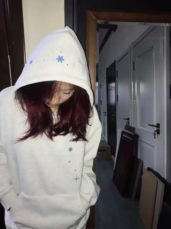 Džemperis su snaigėmis ir žvaigždėmis siuvinėjimu, gobtuvu, laisvas kirpimas, poliesteris, ruduo 2025