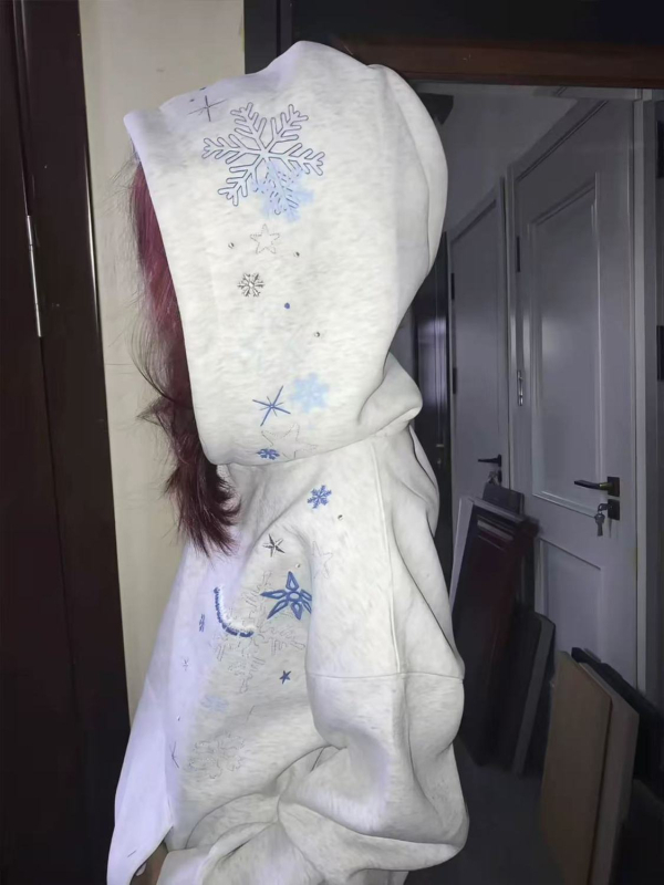 Džemperis su snaigėmis ir žvaigždėmis siuvinėjimu, gobtuvu, laisvas kirpimas, poliesteris, ruduo 2025