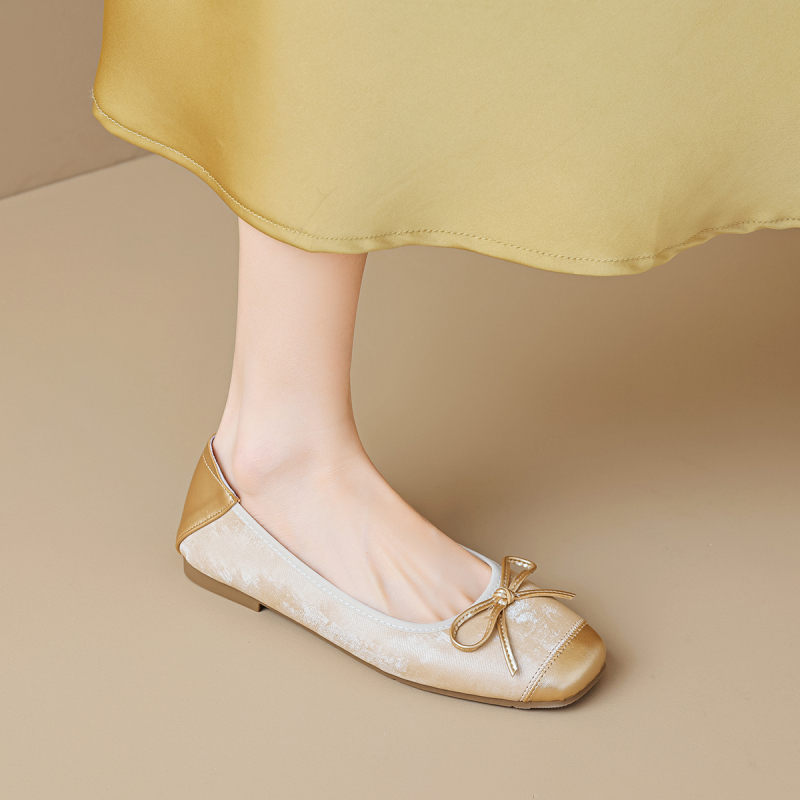 Sieviešu balerīnas ar taisnu purnu; augšdaļa no mikrošķiedras; iekšējā odere PU; zole no gumijas; zems papēdis