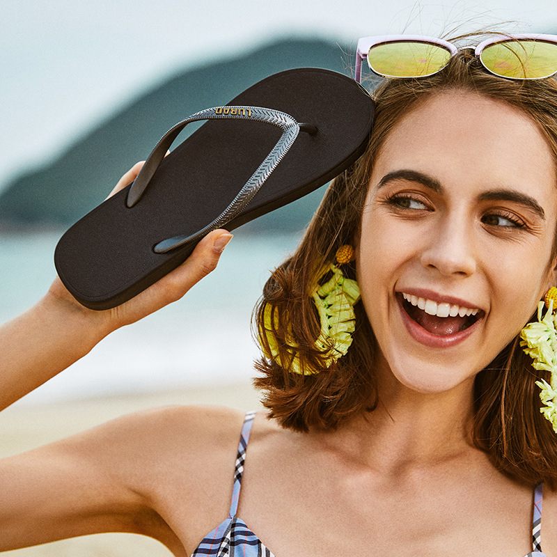 Vienkāršas pludmales sandales pāriem – EVA augšdaļa un zole, pirksta klipsa aizdare, plakana papēža forma, vulkanizēta zole, izturīgas pret nolietojumu