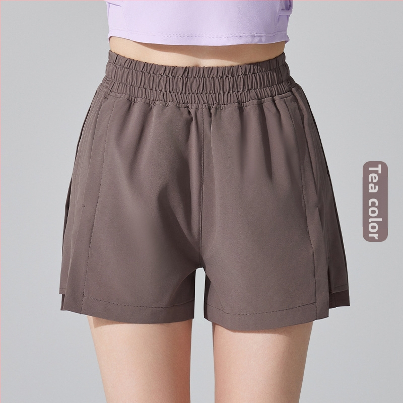 Moterų sportinės šortai, greitai džiūstantys ir kvėpuojantys, sintetinių pluoštų mišinys, 90% poliesteris / 10% elastanas, vasara 2024