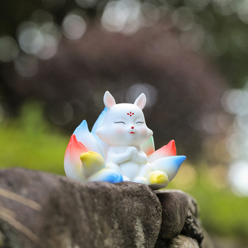 Keramikas deviņu asti lapsa – salds karikatūras galda dekors birojā, gravējums, mūsdienīgs minimālisms