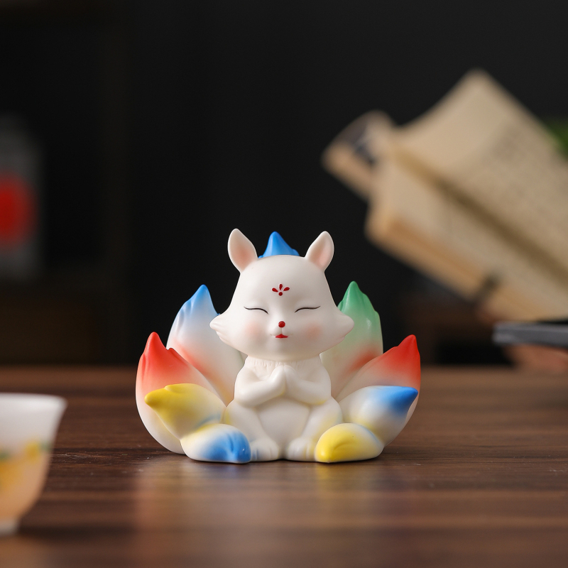 Keramikas deviņu asti lapsa – salds karikatūras galda dekors birojā, gravējums, mūsdienīgs minimālisms