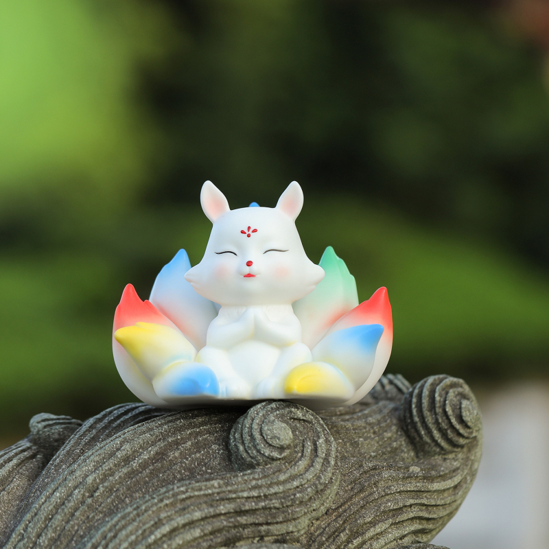 Keramikas deviņu asti lapsa – salds karikatūras galda dekors birojā, gravējums, mūsdienīgs minimālisms