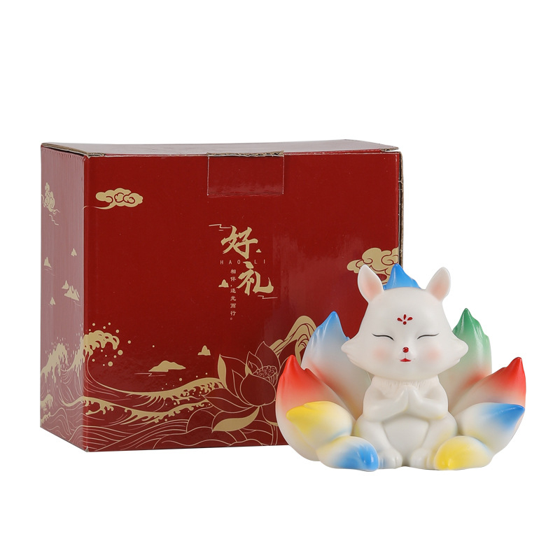 Keramikas deviņu asti lapsa – salds karikatūras galda dekors birojā, gravējums, mūsdienīgs minimālisms