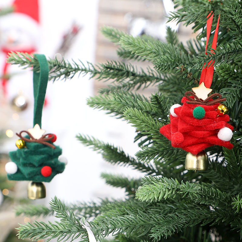 Mini vianočný stromček z filcu a kovu – domáca dekorácia na Vianoce