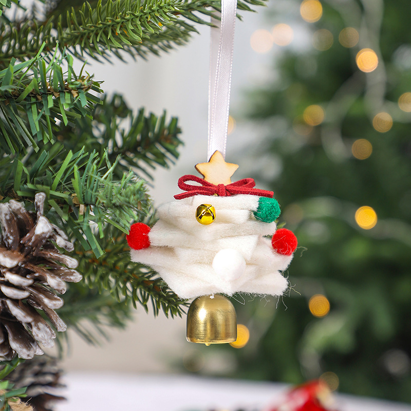 Mini vianočný stromček z filcu a kovu – domáca dekorácia na Vianoce