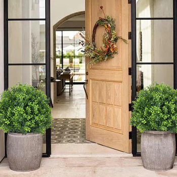 Meimei Crafts Umjetna kuglasta zelena biljka u plastičnom košu za cvijeće, proizvedeno injekcijom, sorta eukaliptus, vanjska dekoracija