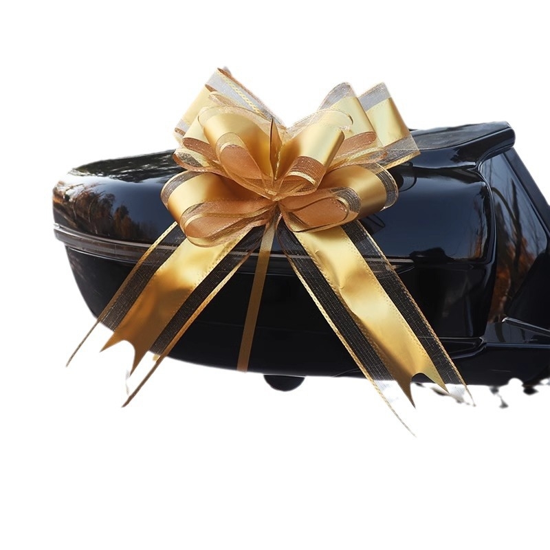 Vestuvių automobilių dekoras — Didelė juostelė ant durų rankenų, juostelė ir traukiama gėlė (Medžiaga: plastikas; Tinka: Vestuvės; Kategorija: Vietos dekoravimo rekvizitas)