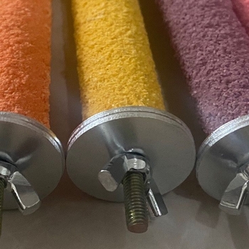 Papagoi jaoks mõeldud küünte ja nokka lihvimise mänguasi, alus ja tugi – täiskasvanud lindudele.