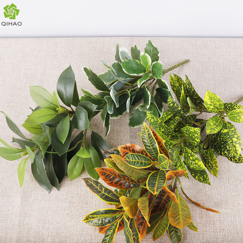 Umjetna banyan biljka sa zlatnim naglascima - Qihao Plastika, Raznolikost 3385491, Težina 32 g, Proizvodnja: Drugo