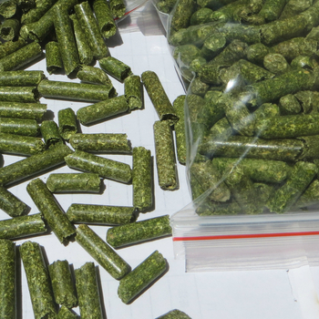 Džiovinta maisto mažiems naminiams gyvūnėliams – alfalfa pelletai, 500 g