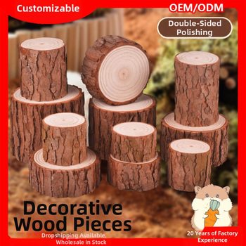 Medinis dekoratyvinis rinkinys hamsterio narvai: eglės medienos skaldos su žieve, apvalūs mediniai stulpeliai, masyvūs mediniai papuošimai, kopimo laipteliai ir platforma‑tvora žaislams