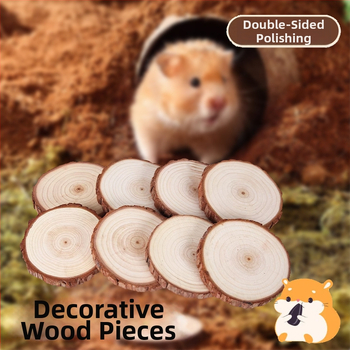 Medinis dekoratyvinis rinkinys hamsterio narvai: eglės medienos skaldos su žieve, apvalūs mediniai stulpeliai, masyvūs mediniai papuošimai, kopimo laipteliai ir platforma‑tvora žaislams
