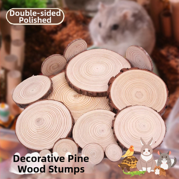 Medinis dekoratyvinis rinkinys hamsterio narvai: eglės medienos skaldos su žieve, apvalūs mediniai stulpeliai, masyvūs mediniai papuošimai, kopimo laipteliai ir platforma‑tvora žaislams