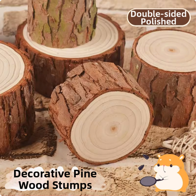 Medinis dekoratyvinis rinkinys hamsterio narvai: eglės medienos skaldos su žieve, apvalūs mediniai stulpeliai, masyvūs mediniai papuošimai, kopimo laipteliai ir platforma‑tvora žaislams