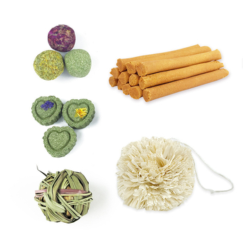 Sausa pašaro mažiems gyvūnams: triušiams, hamsters, žiurkėnams ir činčiloms; sudėtis: morkų/žolė tortas; pakuotė 80 vnt.; svoris apie 200 g