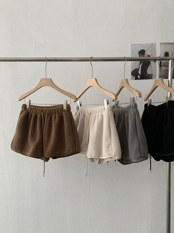 Moteriškos storos imitacijos avies vilnos kelnės, 3/4 ilgio, aukštas liemuo, tiesus kirpimas, medvilnės mišinio audinys, žiemos kolekcija 2025