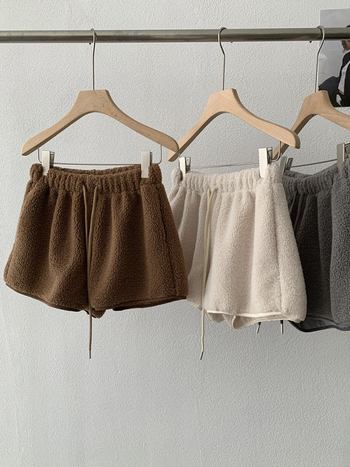 Moteriškos storos imitacijos avies vilnos kelnės, 3/4 ilgio, aukštas liemuo, tiesus kirpimas, medvilnės mišinio audinys, žiemos kolekcija 2025