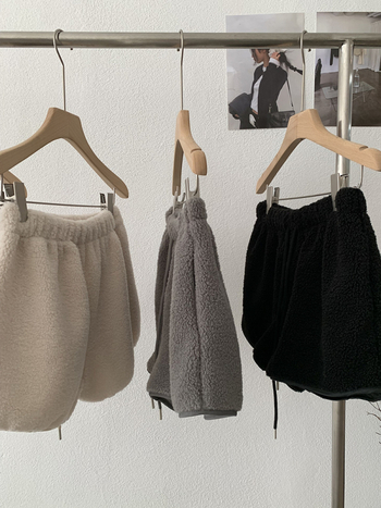 Moteriškos storos imitacijos avies vilnos kelnės, 3/4 ilgio, aukštas liemuo, tiesus kirpimas, medvilnės mišinio audinys, žiemos kolekcija 2025