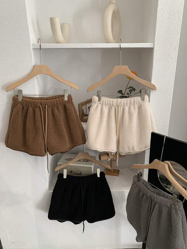 Moteriškos storos imitacijos avies vilnos kelnės, 3/4 ilgio, aukštas liemuo, tiesus kirpimas, medvilnės mišinio audinys, žiemos kolekcija 2025