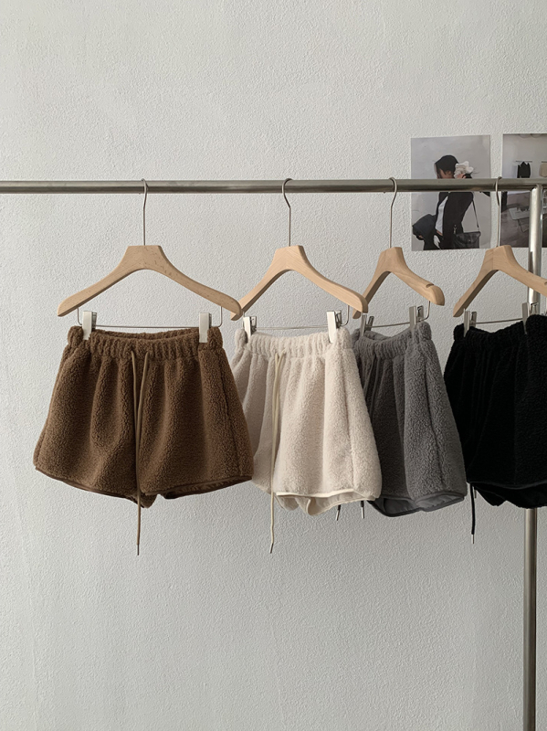 Moteriškos storos imitacijos avies vilnos kelnės, 3/4 ilgio, aukštas liemuo, tiesus kirpimas, medvilnės mišinio audinys, žiemos kolekcija 2025