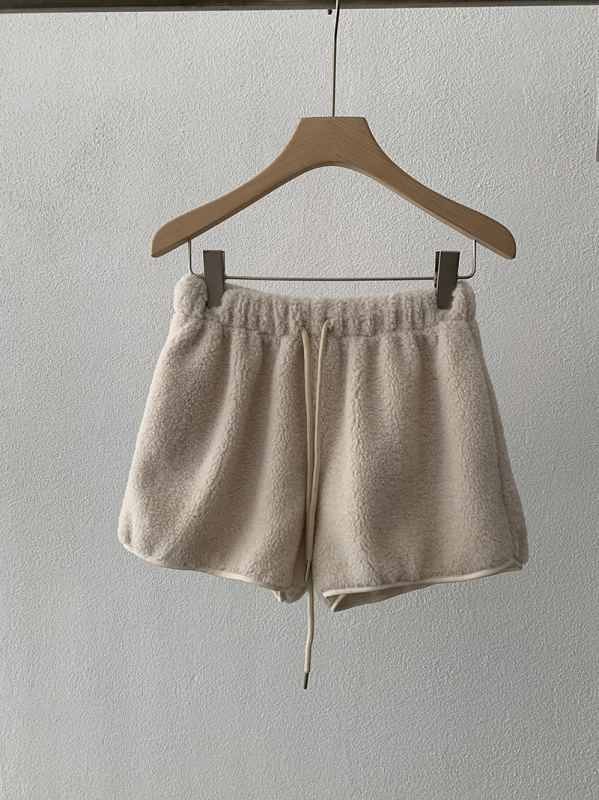 Moteriškos storos imitacijos avies vilnos kelnės, 3/4 ilgio, aukštas liemuo, tiesus kirpimas, medvilnės mišinio audinys, žiemos kolekcija 2025