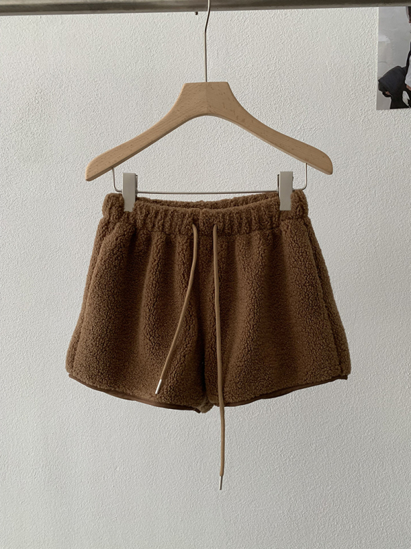 Moteriškos storos imitacijos avies vilnos kelnės, 3/4 ilgio, aukštas liemuo, tiesus kirpimas, medvilnės mišinio audinys, žiemos kolekcija 2025