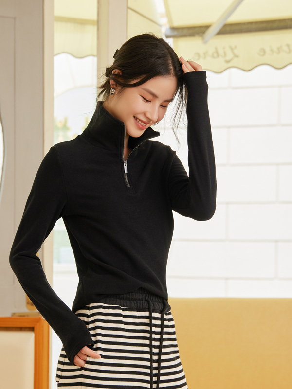 Moteriška megztinė De Velvet, dvipusis velvetas, pusaukštos apykaklės, ilgos rankovės, tankus audinys, siauras kirpimas