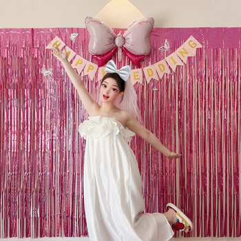 Vestuvinės patalpų fono rekvizitas – romantiška nuotaika, kaspinų dekoracijos, plastmasės medžiaga, tinkama vestuvėms