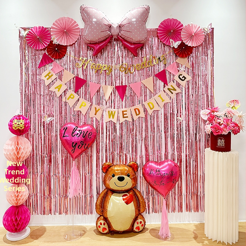 Svinību telpas fons – romantiska aura, lentu dekori, plastmasas materiāls, piemērots laulībām